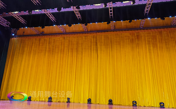 牽引阻燃幕布大幕啟閉運動的機械設(shè)備。大幕機（proscenium curtain machinery）
