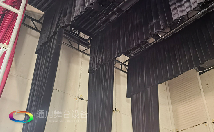 設置在舞臺上空，以金屬排架懸掛燈具的設備——燈光吊架Side lighting ladder通用舞臺阻燃幕布