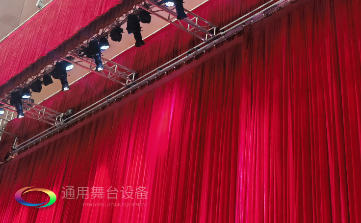 舞臺阻燃幕布面料的密度、吸光度對舞臺音響的擴(kuò)聲、舞臺阻燃幕布的光效影響